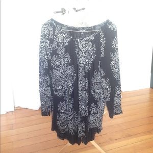 Lovely Lucky Brand raglan top with pretty print.